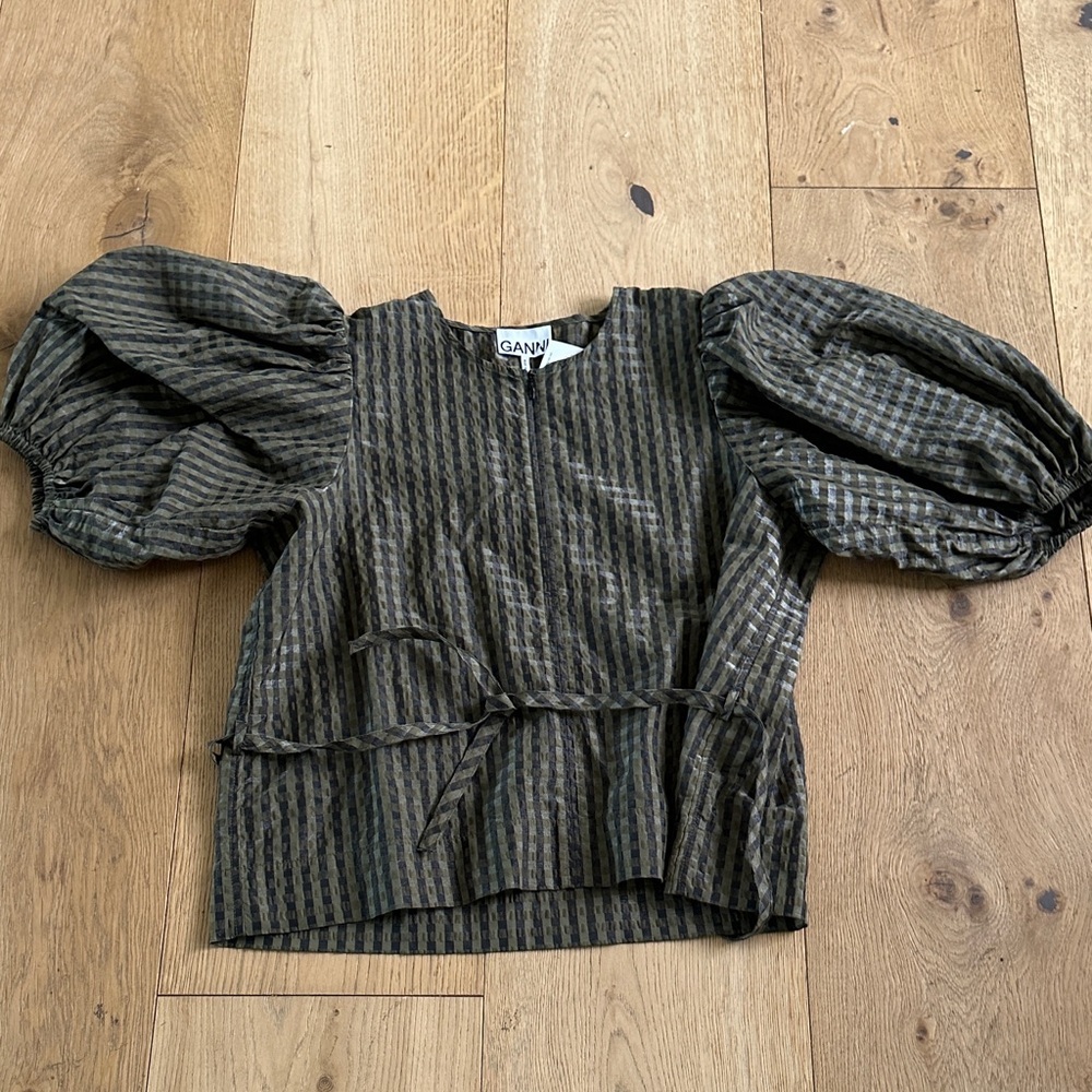 GANNI
SEERSUCKER CHECK SHORT PUFFY SLEEVES TOP women’s Small Olive green gingham - Picture 3 of 6